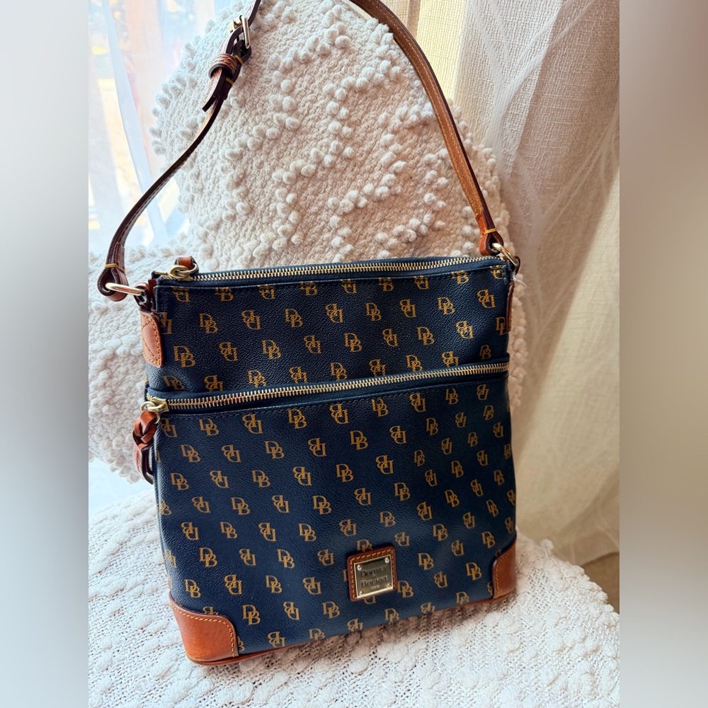 Dooney and Bourke Gretta Shoulder EUC Classic Old Money Bag Navy - Picture 2 of 13